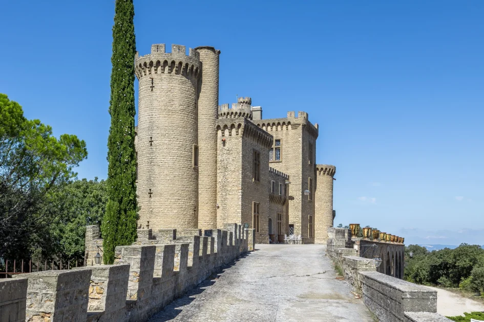Francis+York++French+Castle+with+Panoramic+Views+in+Gard,+Provence++00001
